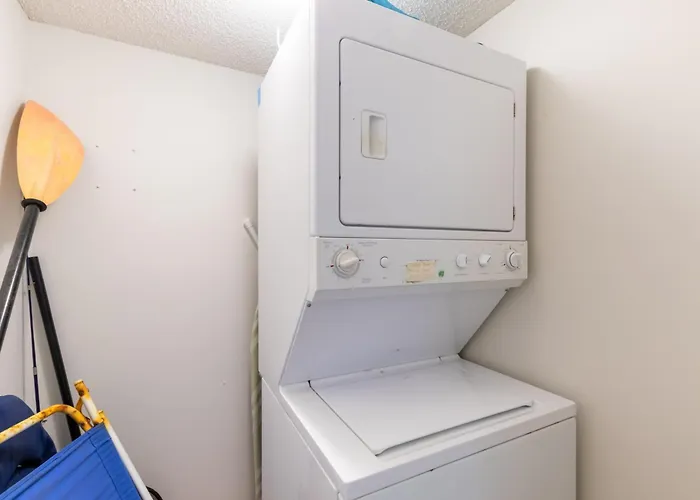 Compass Point Apartment *