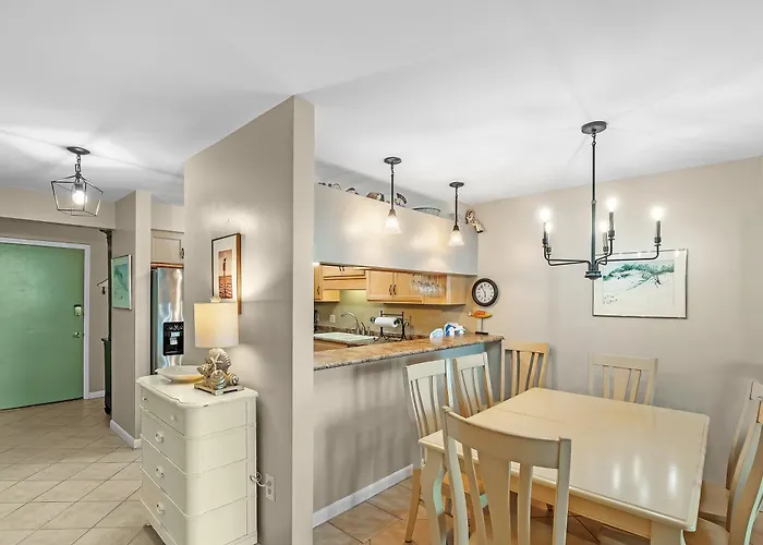 Compass Point Apartment *
