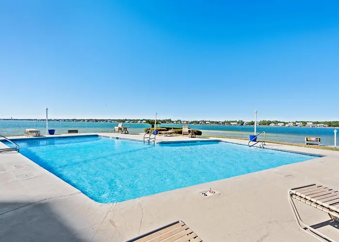Compass Point Apartment *